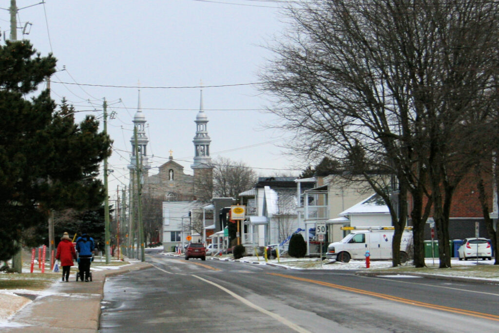 Quartier résidentiel sur la rue de l’Église à Saint-Rémi au Québec